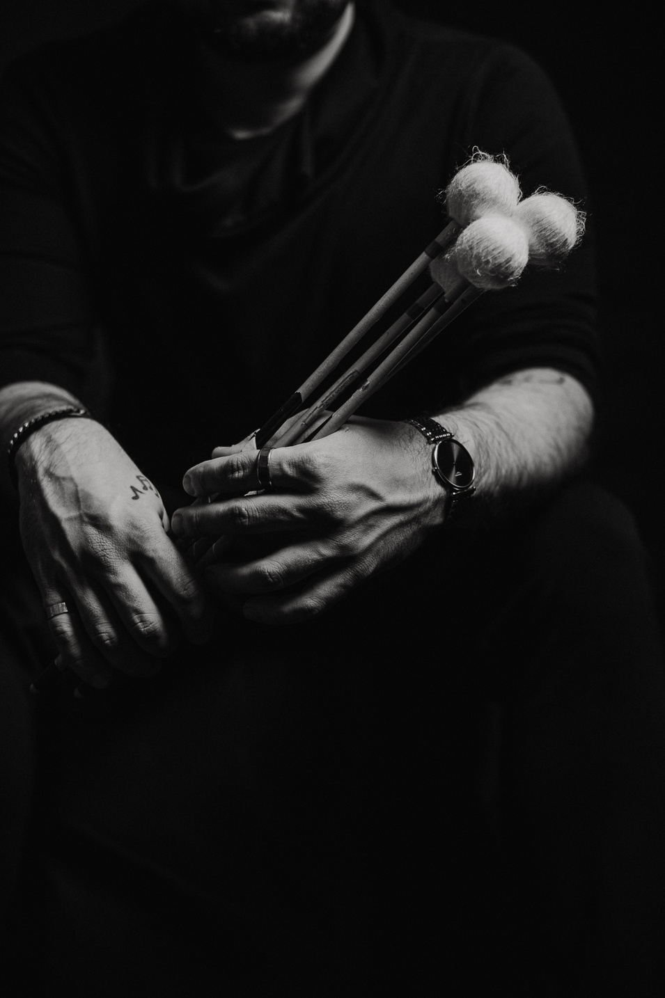 Pałki marimbowe w dłoniach