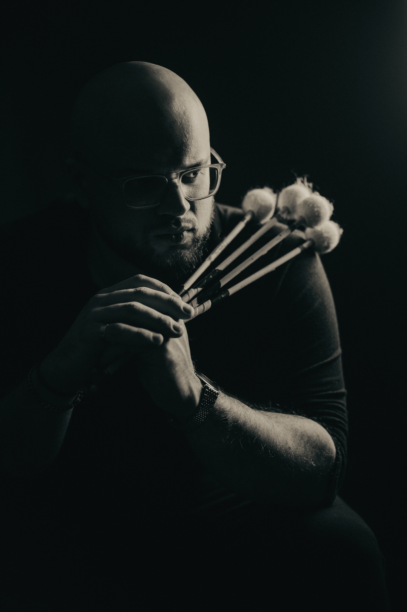 Bartek Miler z pałkami marimbowymi